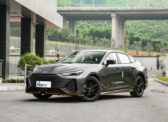 Sport Automatic Chang An EV Changan UNI-V 5 zitplaatsen 5 deuren gaswagen